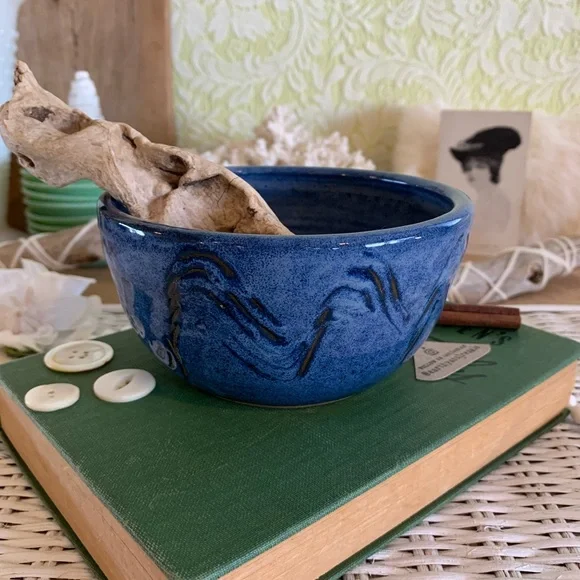 Vintage Handmade Pottery Bowl 🥣 Unique Home Decor / Kitchen / Gift / Baking - Picture 5 of 11